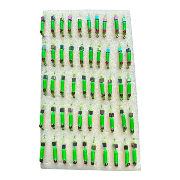 Мормишка Вольфрамова "Латишка" Гвоздик - Котяче око з кубиком хамелеон - Ø2,1 мм - 0,5 г - Зелено-червоне - Латвія