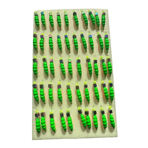 Мормишка Вольфрамова "Латишка" Личинка опариша - З кубиком хамелеон - Ø2,7 мм - 0,6 г - Зелено-червоний - Латвія